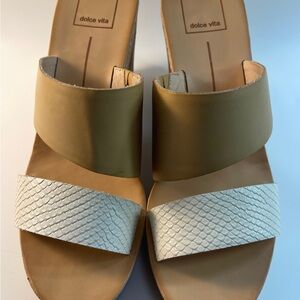 Dolce Vita Women's Tan and Cream Sandals-GWP